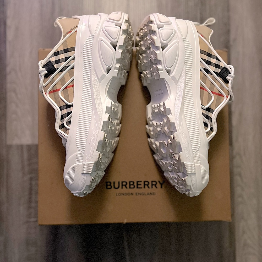 Burberry signature print of Vintage Check White/ Archive Beige. Sz. 11